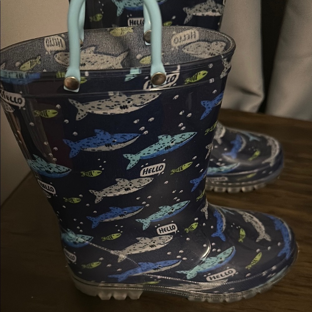 Kids Shark Print Rain Boots— light up!! - Picture 2 of 3